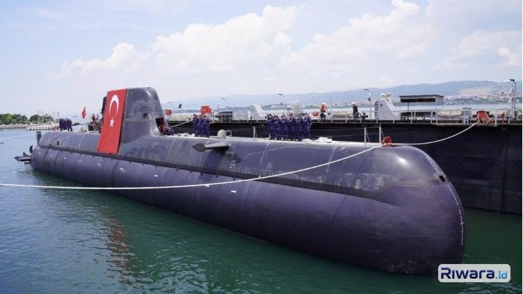 Kapal selam MURATREIS Turki bersandar di dermaga.